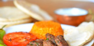 Boulettes de viande hachée turques cuites à la poêle, servies avec du boulgour et des légumes