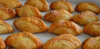 Midye tatlısı, pâtisserie turque en forme de moule, garnie de noix et nappée de sirop