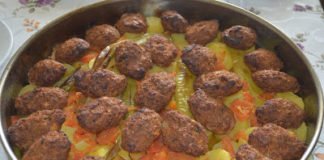 İzmir köftesi, boulettes de viande hachée au four avec pommes de terre et tomates