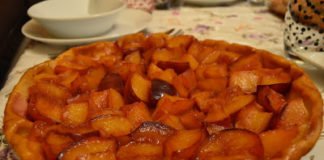 Tarte tatin aux nectarines caramélisées, dessert fruité et fondant