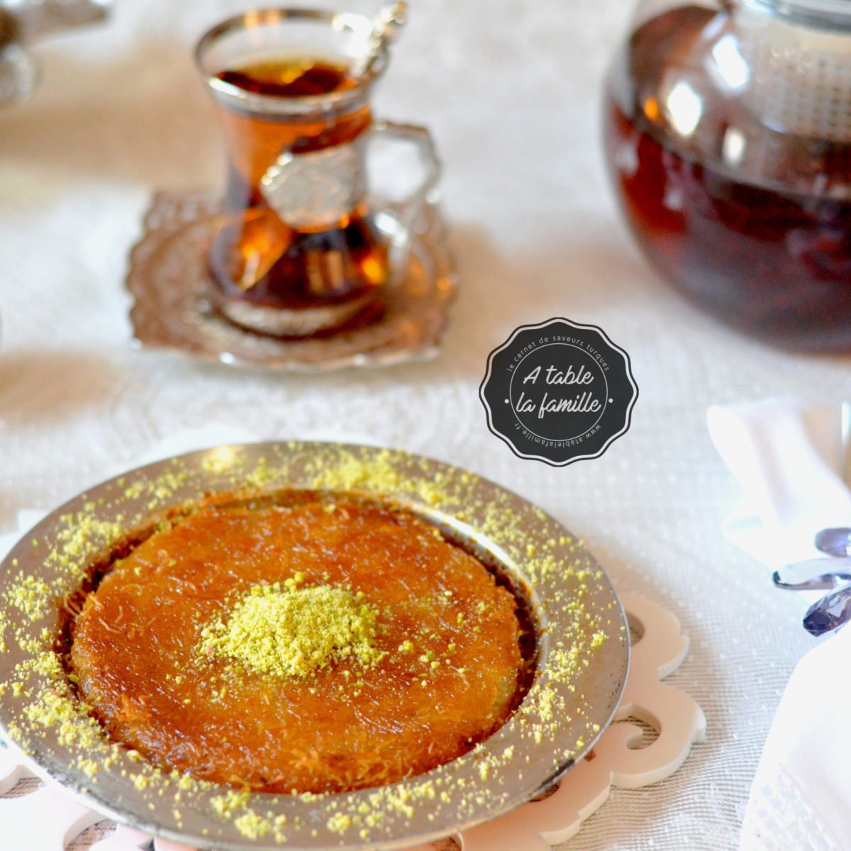 Kunefe turc au fromage servi chaud