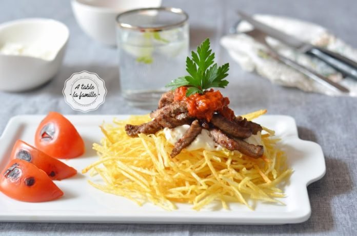 Çökertme kebabı, spécialité de Bodrum, un viande émincée sur lit de frites fines accompagnées de yaourt et sauce tomate