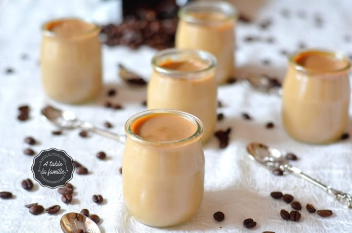 Pudding crémeux au café, préparé avec un bon expresso