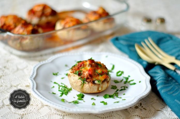 Champignons farcis et gratinés avec un mélange savoureux de viande hachée, cuits au four