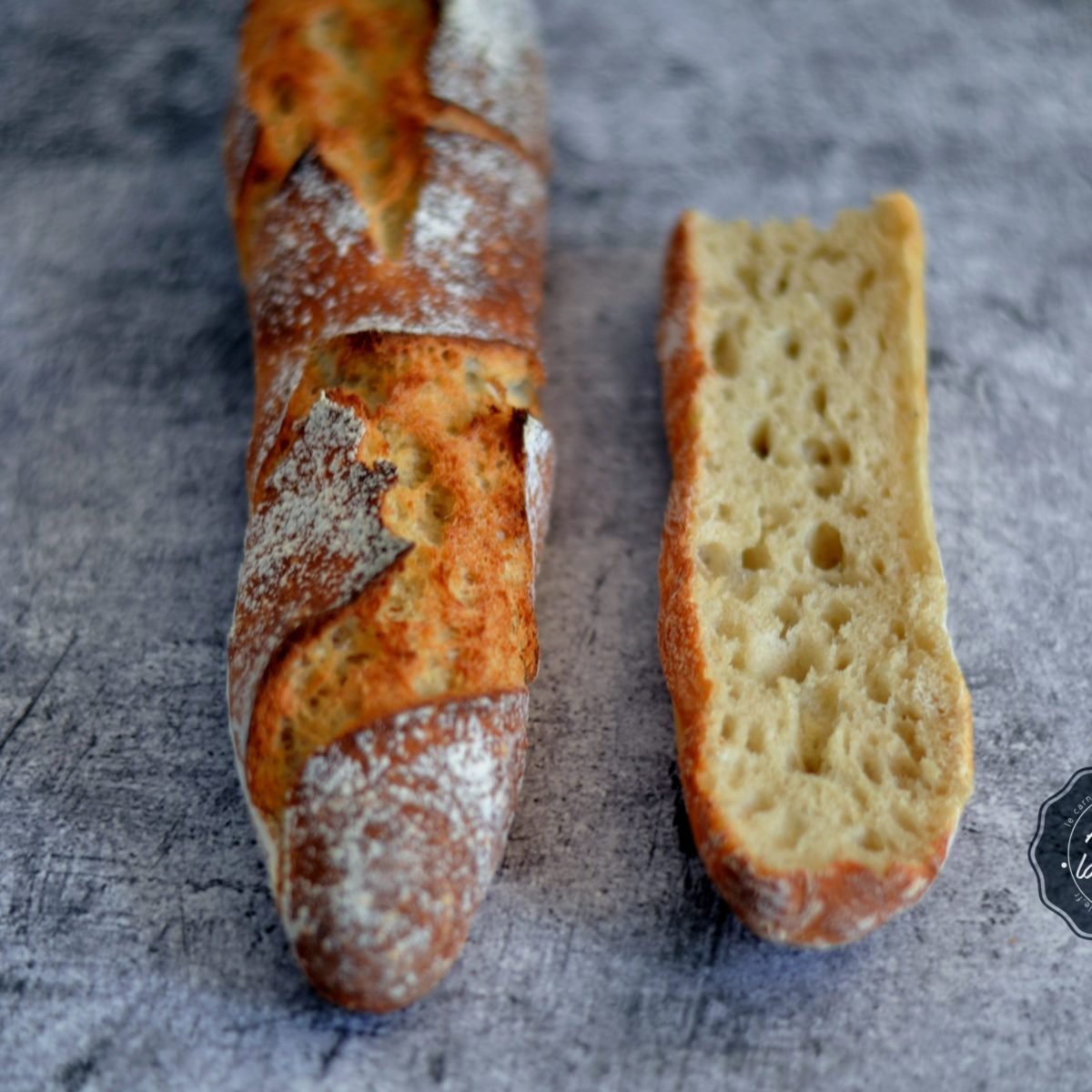 Baguette maison dorée et croustillante à la mie aérée