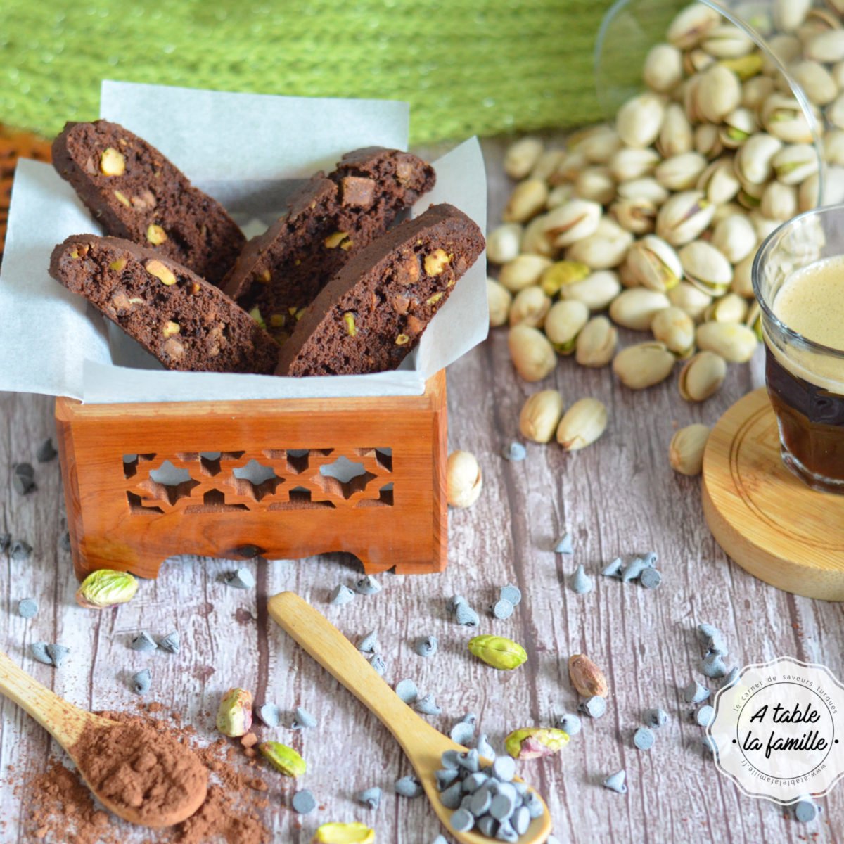Biscotti croquants au chocolat noir et pistaches, idéals pour tremper dans le café ou le thé