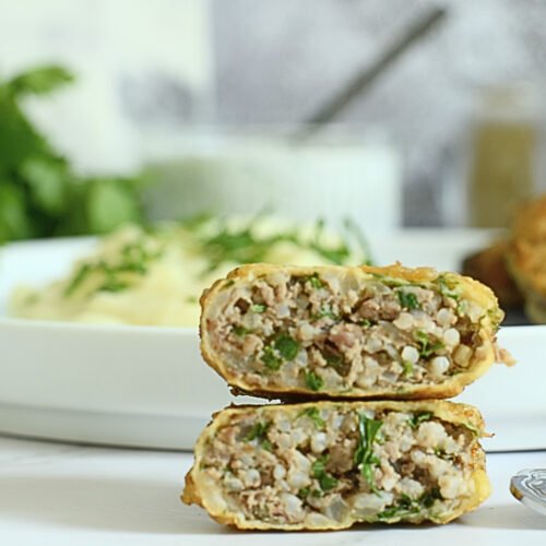 Kadınbudu Köftesi dorées et croustillantes, servies chaudes avec une salade de yaourt et persil frais – spécialité turque traditionnelle anti-gaspi à base de viande hachée et riz.