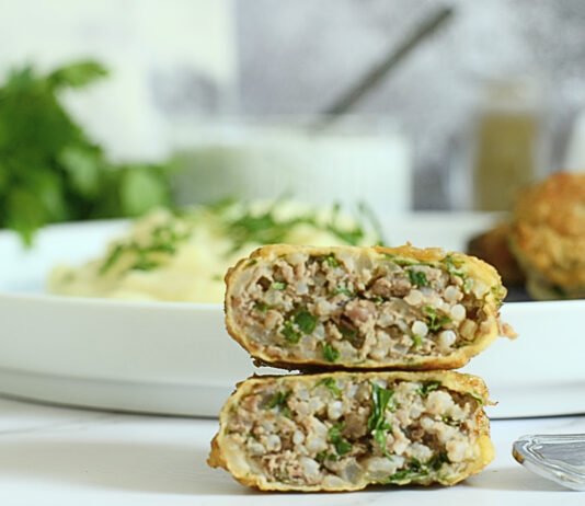 Kadınbudu Köftesi dorées et croustillantes, servies chaudes avec une salade de yaourt et persil frais – spécialité turque traditionnelle anti-gaspi à base de viande hachée et riz.