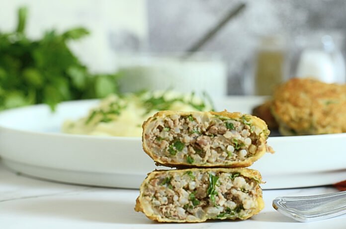Kadınbudu Köftesi dorées et croustillantes, servies chaudes avec une salade de yaourt et persil frais – spécialité turque traditionnelle anti-gaspi à base de viande hachée et riz.