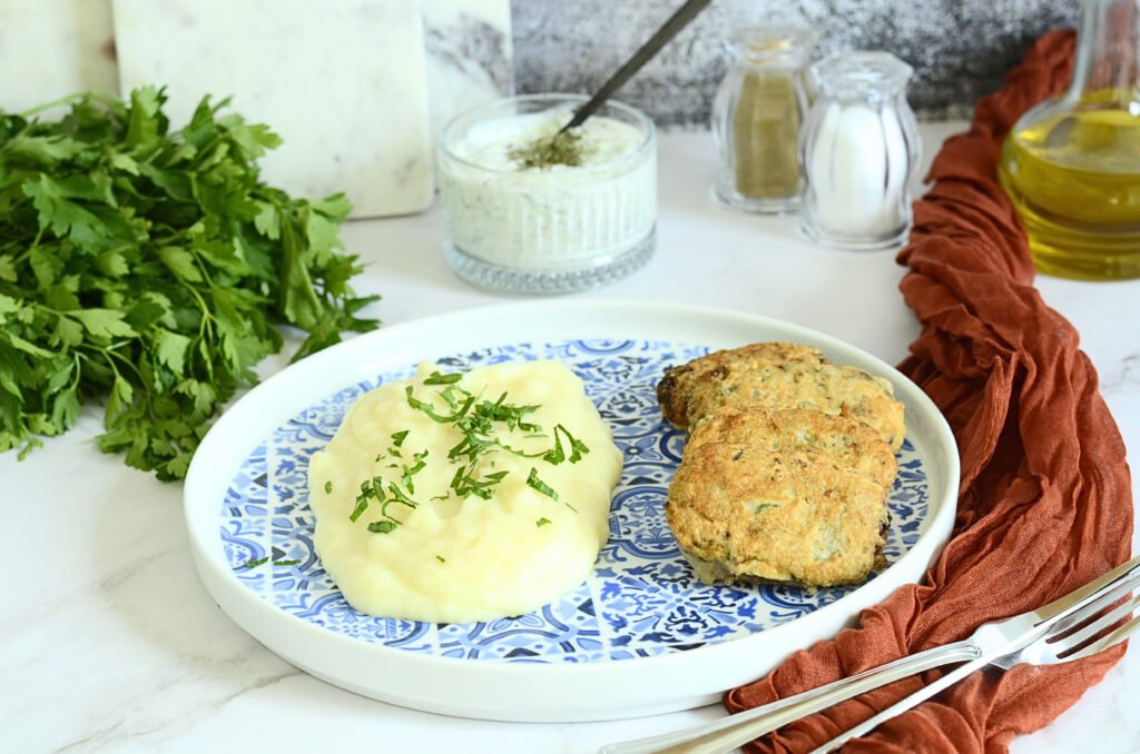 Kadınbudu Köfte servis chauds avec une belle purée de pommes de terre – recette traditionnelle turque.
